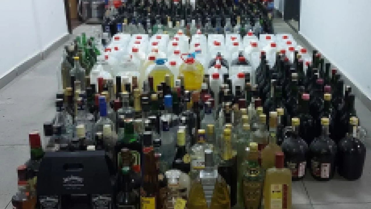 Ayvalık'ta sahte i&ccedil;ki ve ka&ccedil;ak sigara operasyonu: 2 tutuklama