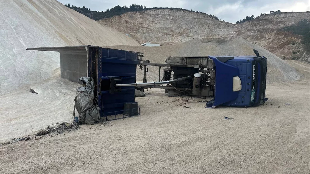 Kum boşaltırken devrilen kamyonda iş kazası: 1 yaralı