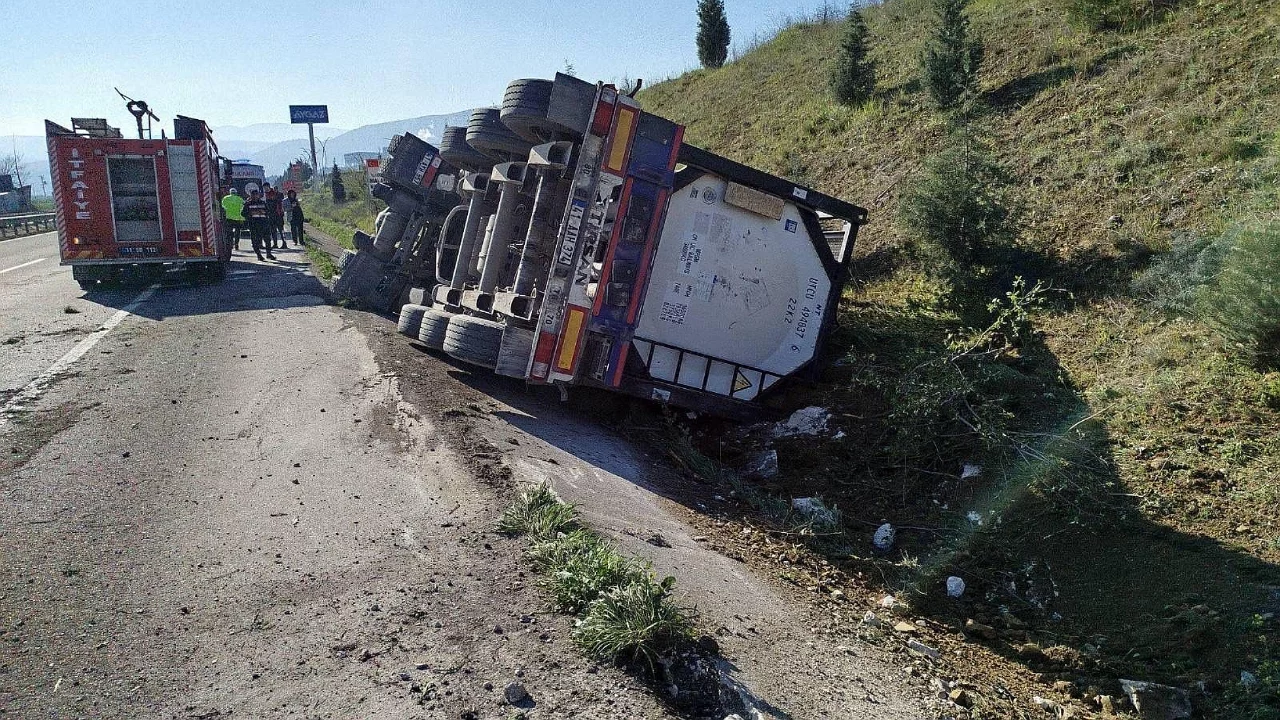Kontrolden &ccedil;ıkan tır devrildi; s&uuml;r&uuml;c&uuml;s&uuml; yaralandı