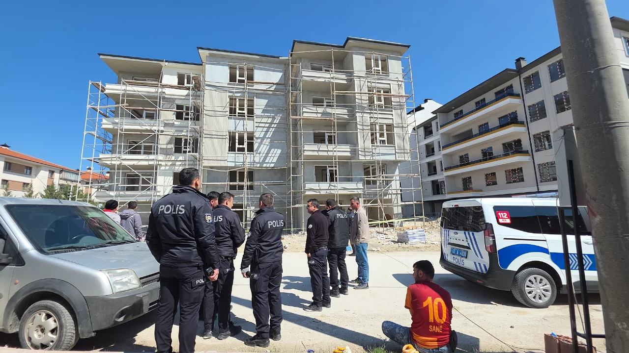 İskele &ccedil;&ouml;kt&uuml;: 2 iş&ccedil;i yaralandı