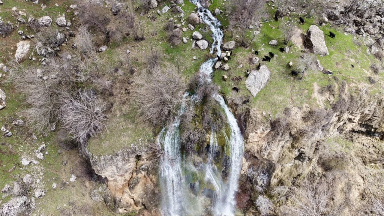 Hakkari'de debileri artan şelaleler dronla g&ouml;r&uuml;nt&uuml;lendi