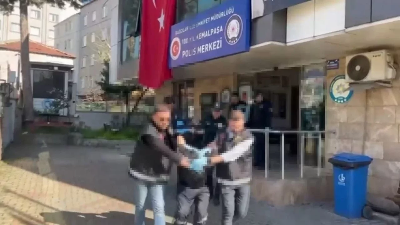 Polis memurları bı&ccedil;aklı kavga sırasında yaralandı!