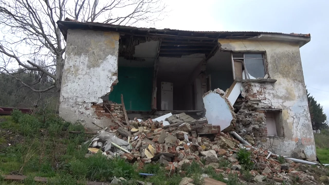 Yan parseldeki inşaat nedeniyle evsiz kaldılar