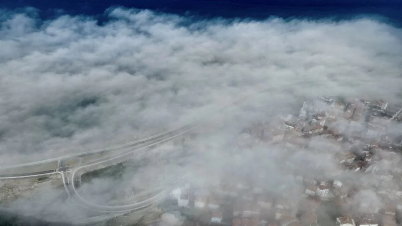 Karadeniz sahil yolunda oluşan sis dronla g&ouml;r&uuml;nt&uuml;lendi