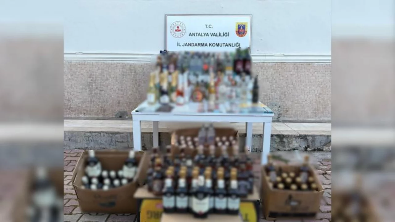 Antalya'da ka&ccedil;ak alkole ge&ccedil;it yok: 1150 litre ele ge&ccedil;irildi
