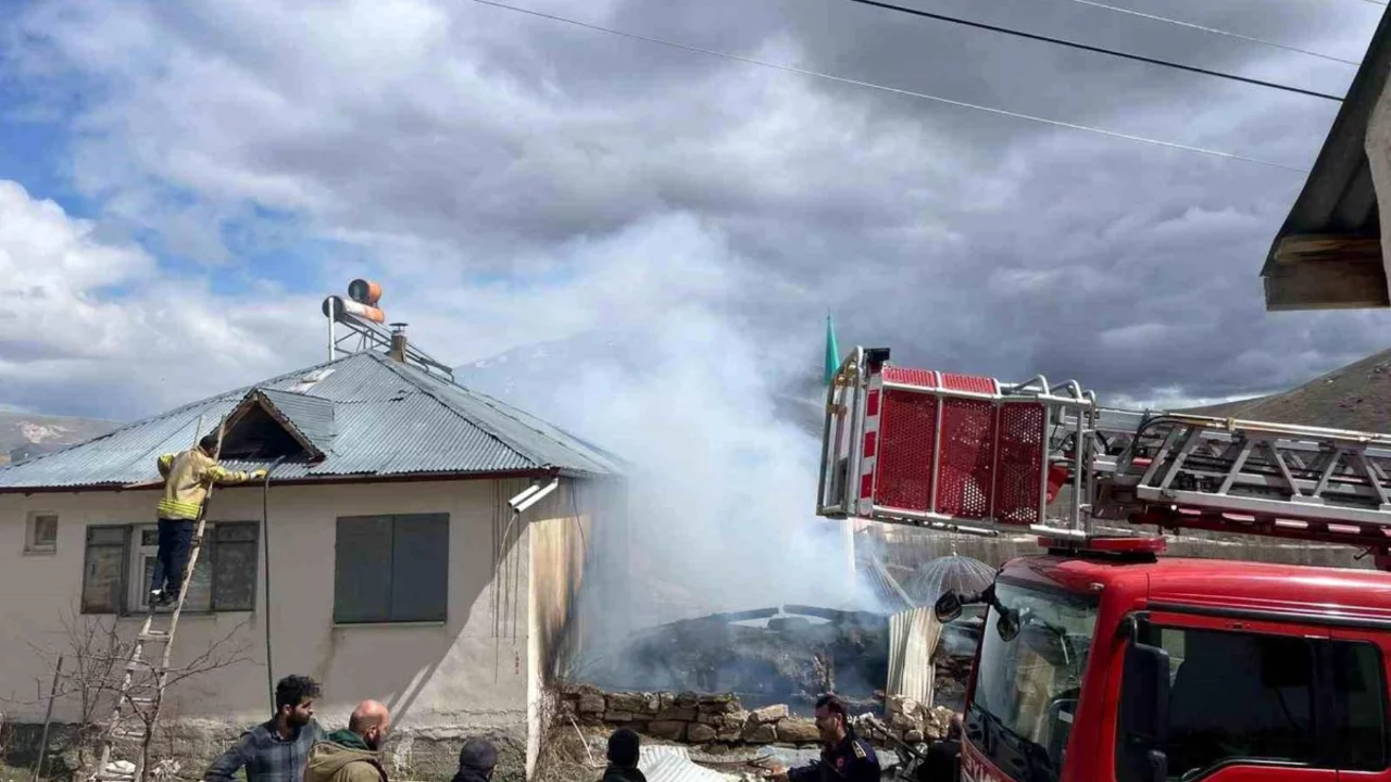 Ahırda korkutan yangın