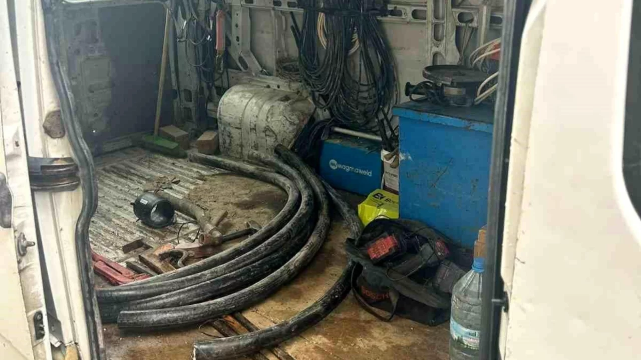 &Ccedil;aldıkları kablolarla yakalandılar...