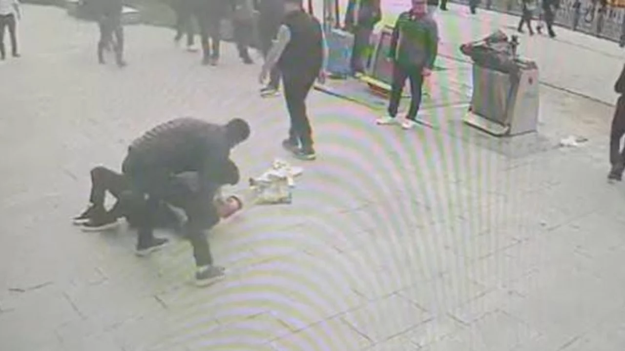 Sokak ortasında kardeş kavgası! Sopayla birbirlerine girdiler...