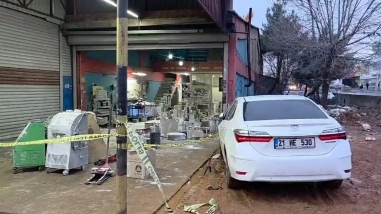 Yanıcı madde atılan sobadaki patlama sonrası &ouml;ld&uuml;