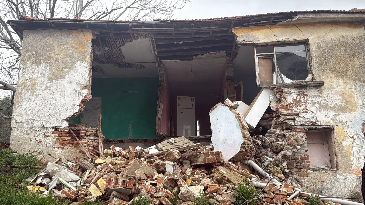 99 Depremi'nde yıkılmayan bina 2026'da yıkıldı! 