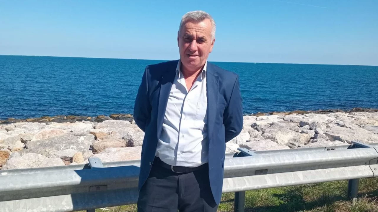 Kestiği ağacın altında kalıp, yaralandı