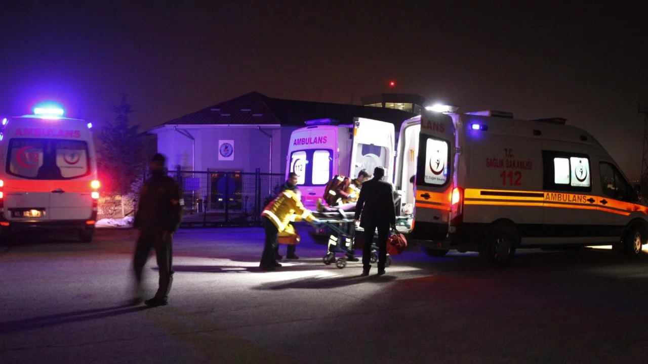 Kaza değil resmen katliam! İki araç çarpıştı, ölü ve yaralılar var...