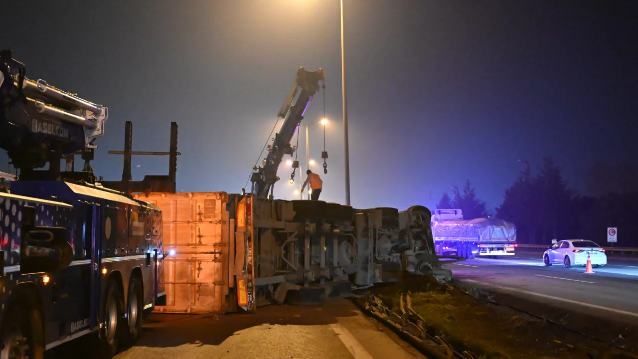 Tuzla'da bariyerlere &ccedil;arpan tır devrildi