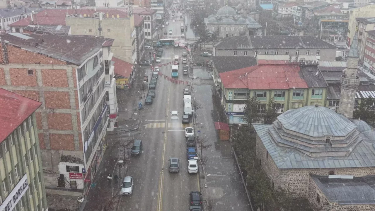 Nisan ayında kar s&uuml;rprizi! Bir şehrimiz beyaza b&uuml;r&uuml;nd&uuml;