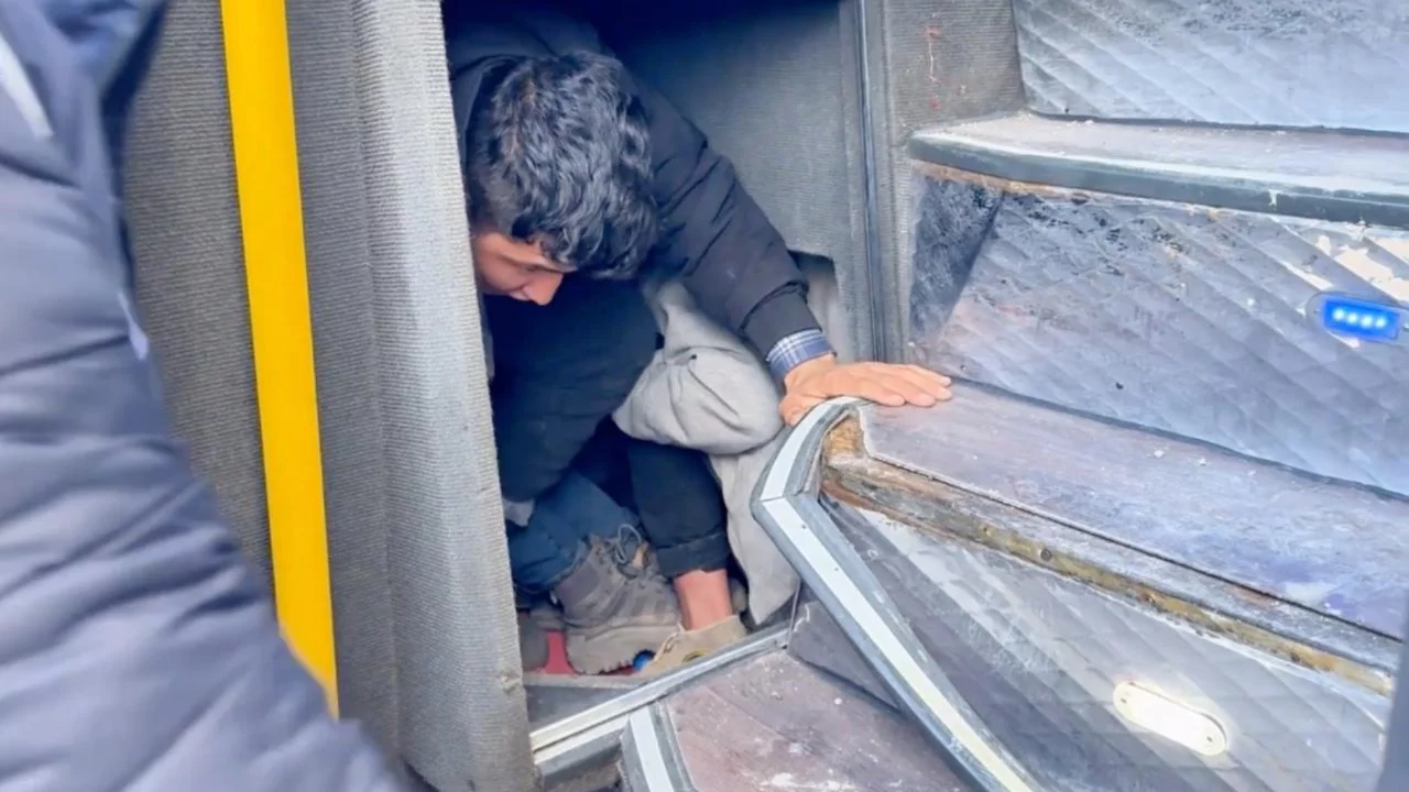 Yolcusu bulunmayan otob&uuml;s&uuml;n bagajından 53 d&uuml;zensiz g&ouml;&ccedil;men &ccedil;ıktı