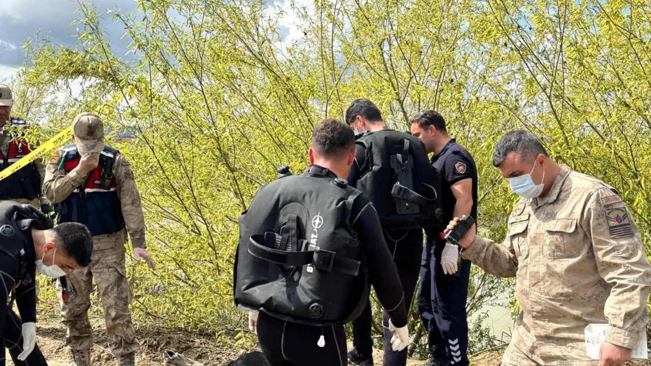 Asi Nehrinde kimliği belirsiz erkek cesedi bulundu