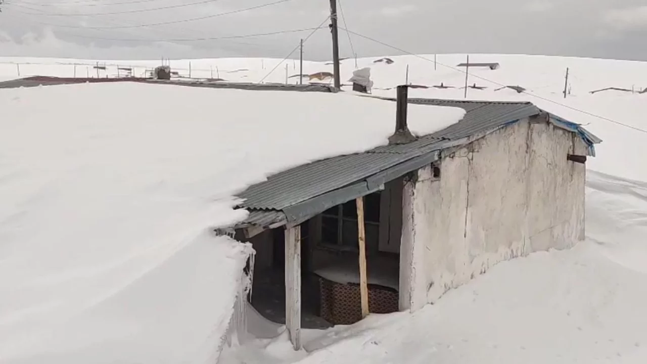 Havalar ısındı, B&uuml;lb&uuml;lan Yaylası'nda kışın kara g&ouml;m&uuml;len evler ortaya &ccedil;ıktı