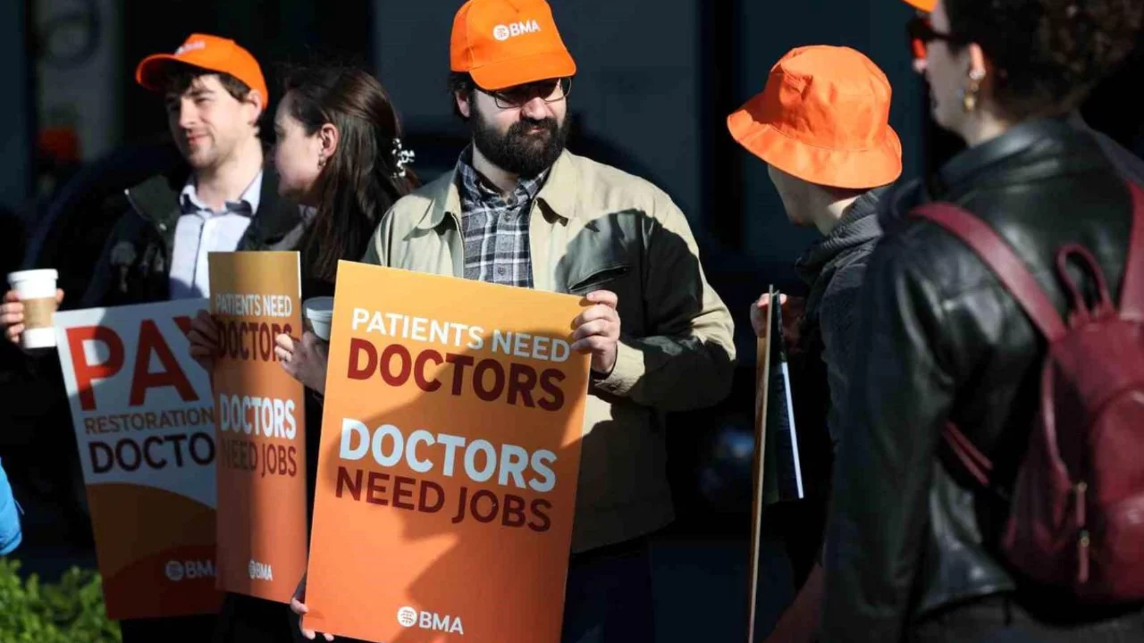 İngiltere'de doktorlardan 6 g&uuml;nl&uuml;k iş bırakma eylemi