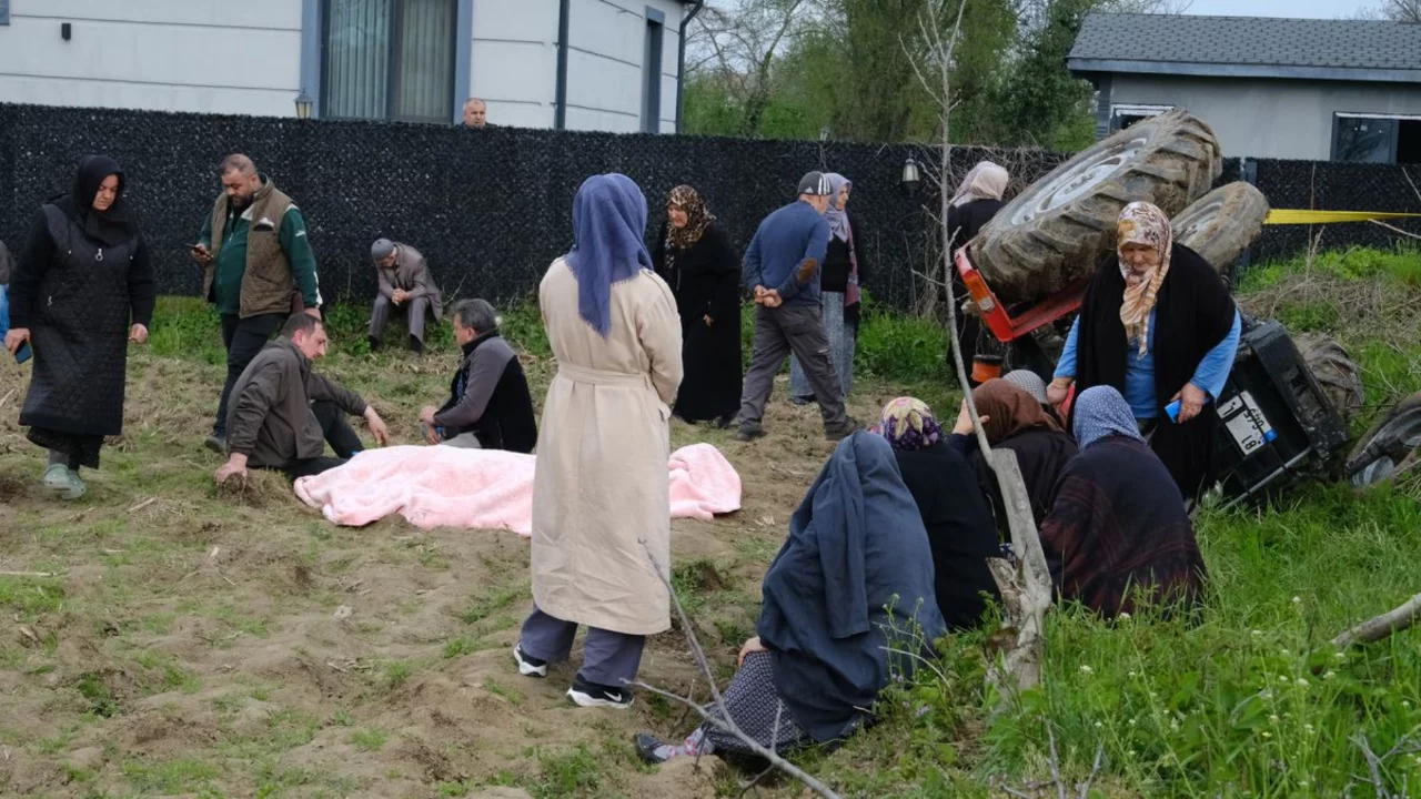 Devrilen trakt&ouml;r&uuml;n s&uuml;r&uuml;c&uuml;s&uuml; hayatını kaybetti