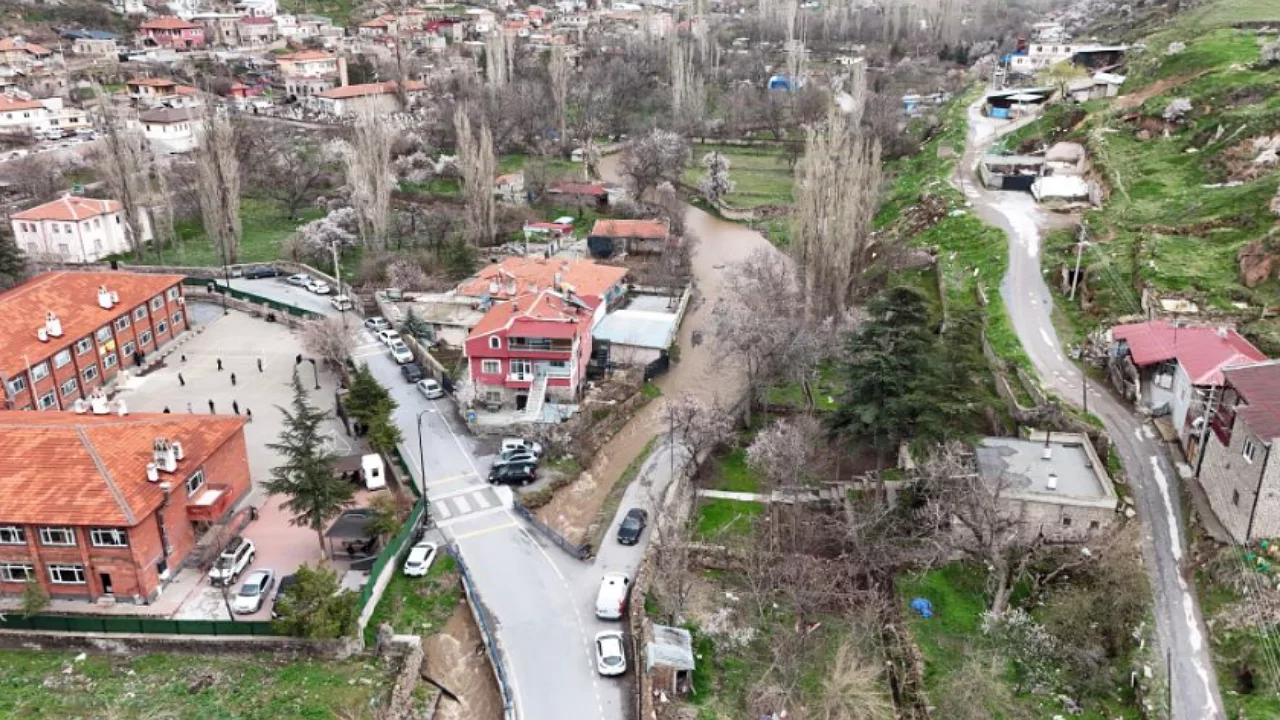 Yağmur, su kanallarını coşturdu