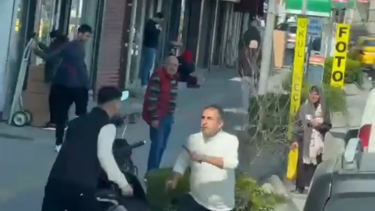 Yol verme tartışması meydan muharebesine döndü! Minibüs şoförü motosikletliyi bıçakladı...