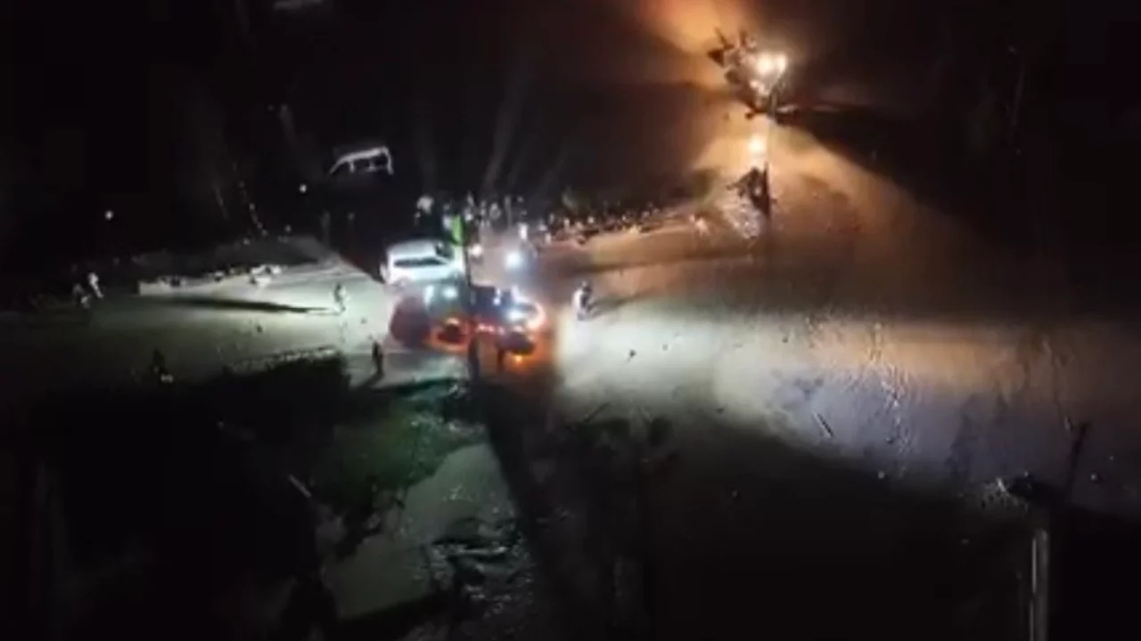 Sele kapılan iki kişi araç içerisinde can verdi! Çevre illerden destek geldi...