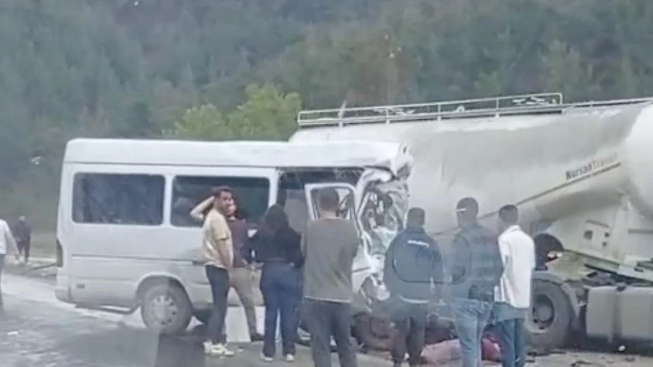 Isparta-Antalya yolunda katliam gibi kaza! Çok sayıda ölü ve yaralı var...