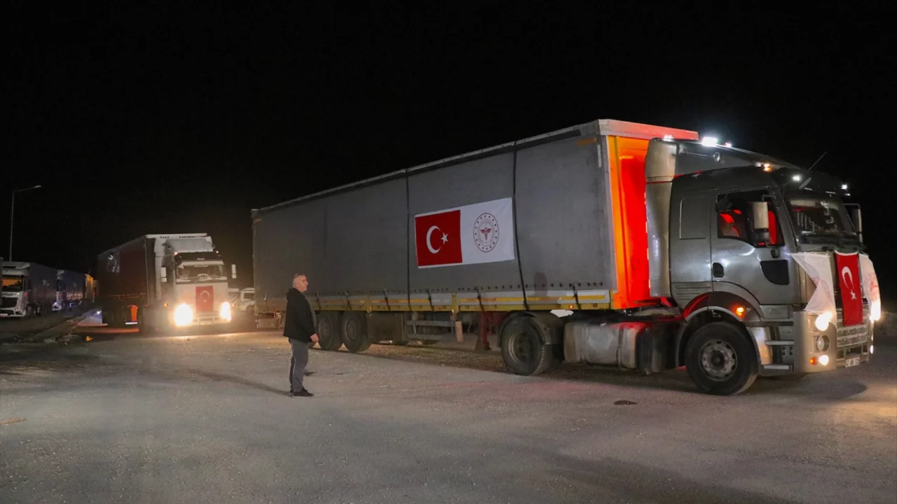 Türkiye'den tıbbi malzeme taşıyan 3 yardım tırı İran'a hareket etti 