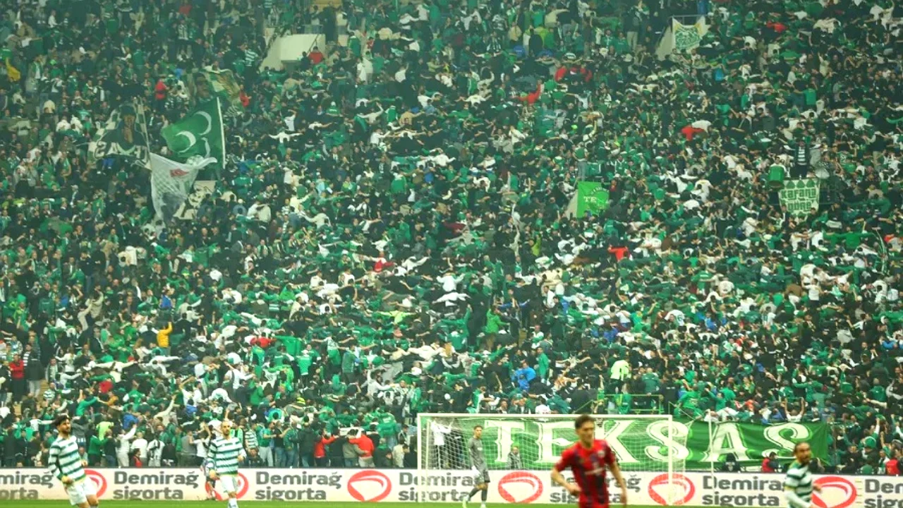 Bursaspor taraftarı hücum etti, Passo çöktü!