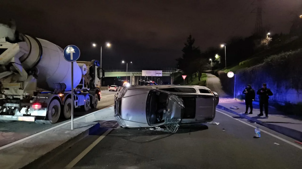 Kağıthane'de alkollü sürücü viyadükte kazaya neden oldu: Cip yan yattı