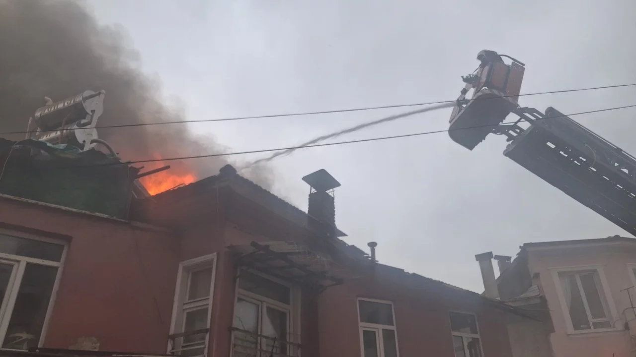 Burdur'da çatı yangını ekiplerce söndürüldü