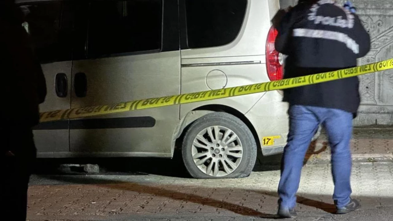 Gece saatlerinde film gibi kovalamaca... Polisle 3 sokak boyunca &ccedil;atıştı!
