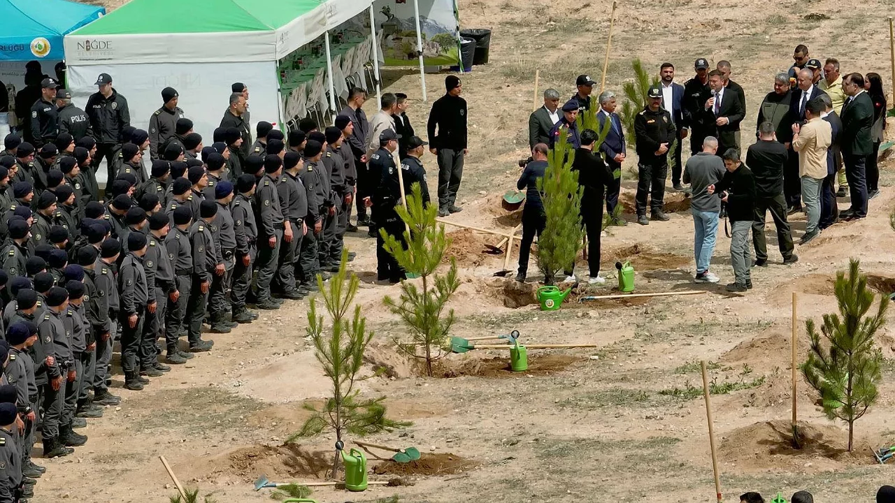 Polis Okulu Yerleşkesinde fidanlar toprakla buluşturuldu