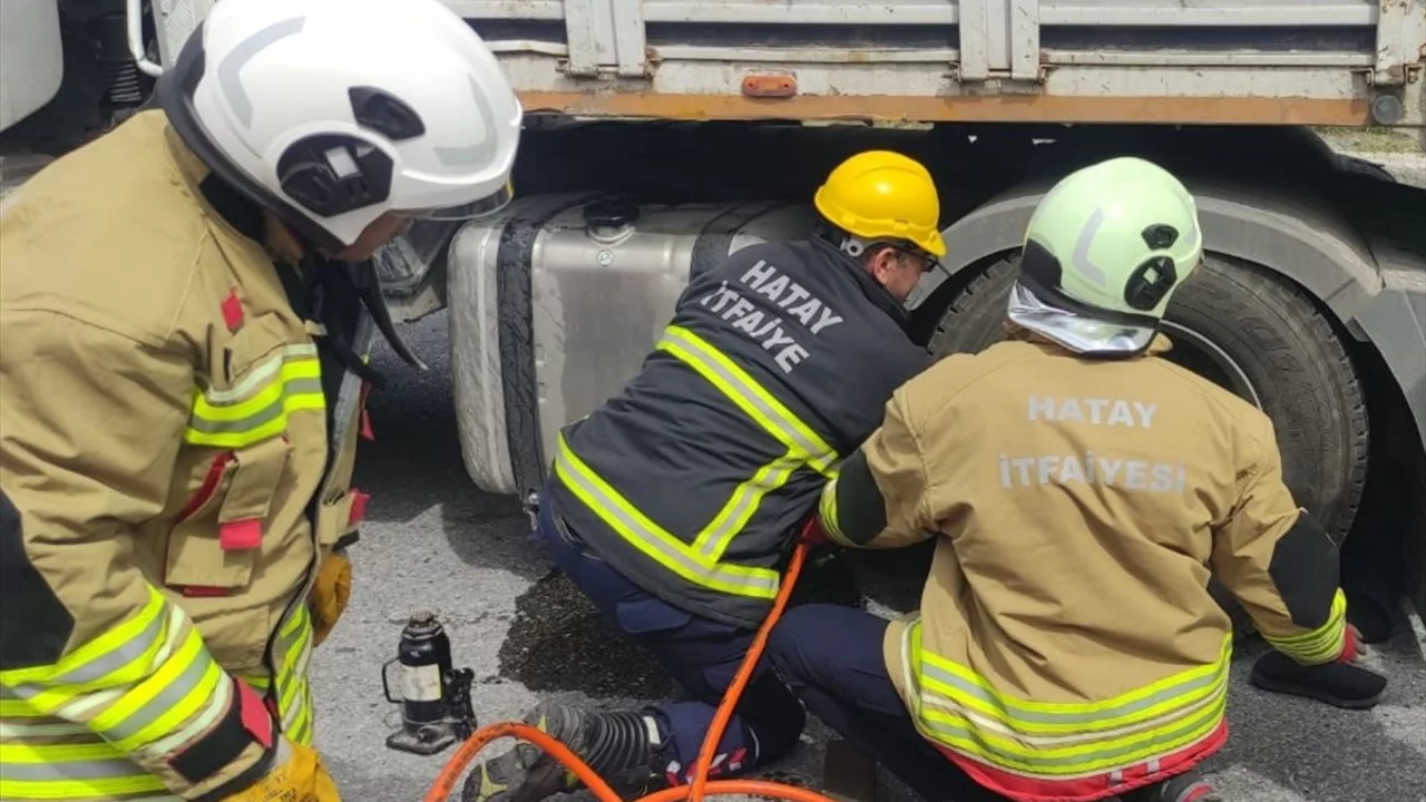 Hatay'da tamir etmeye &ccedil;alıştığı tırın kupa ile dorsesi arasına kolu sıkışan s&uuml;r&uuml;c&uuml; &ouml;ld&uuml;
