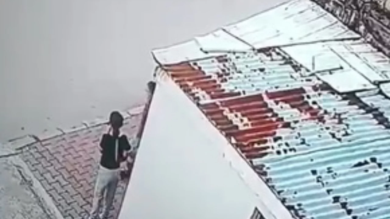 Tartıştığı eşini çocuklarının gözü önünde arabayla ezdi! 