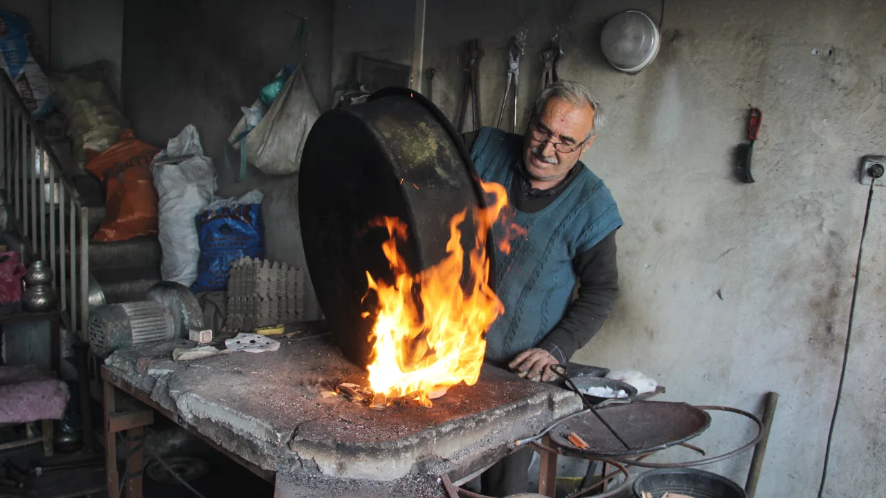 Yarım asırdan fazla süredir bakıra hayat veriyor: 73 ya...