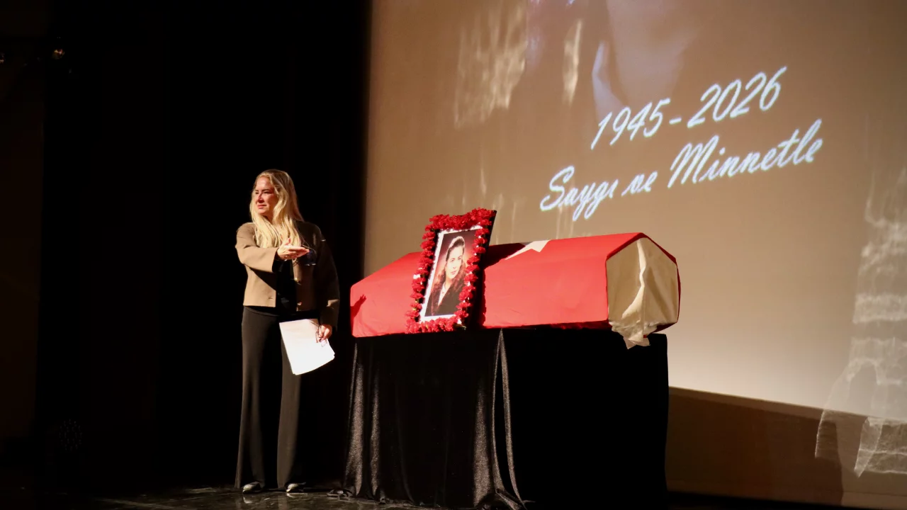 Sanatçı Feyha Çelenk için Bursa Devlet Tiyatrosu'nda tören düzenlendi