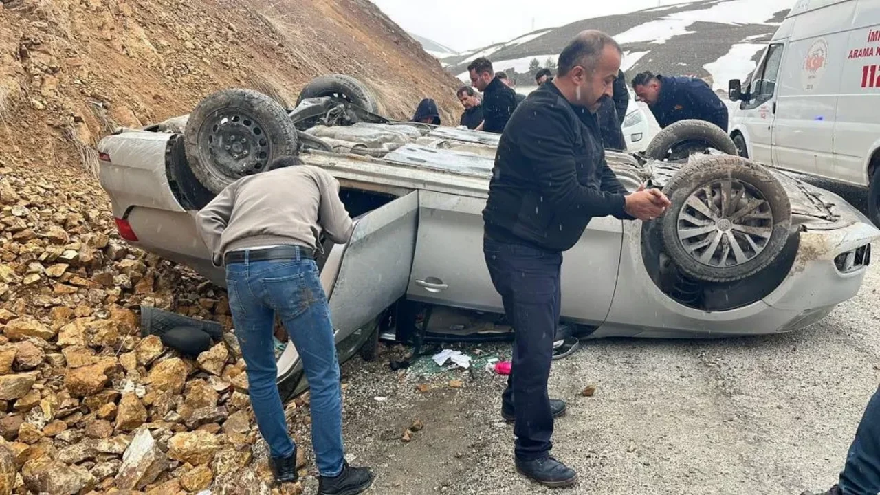 Sivas'ta otomobil takla attı, 3 kişi yaralandı