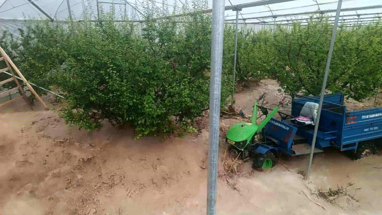Mersin'de sağanak sele yol açtı: Yol çöktü, seralar zarar gördü
