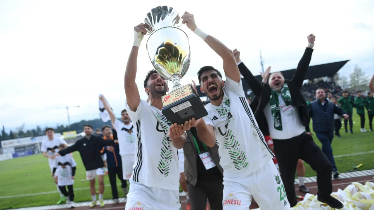 Bursa'da yine şampiyonluk sevinci: İnegöl Kafkasspor 2. lige yükseldi!