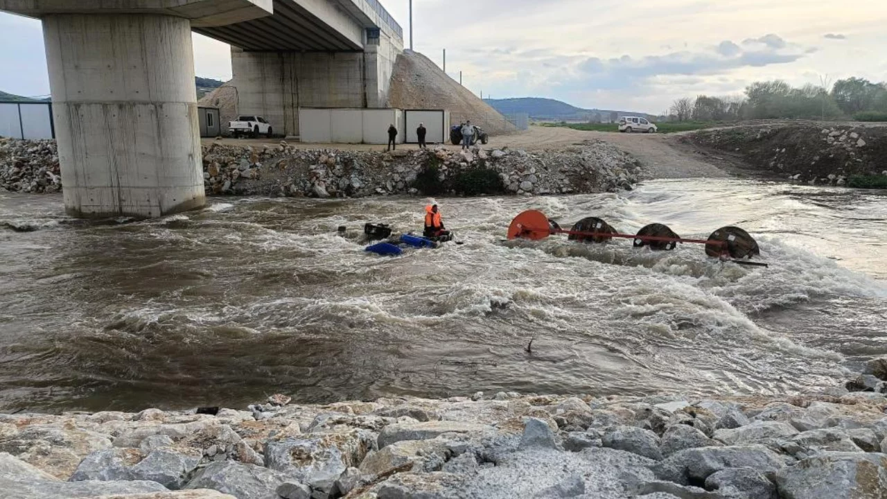 Bursa'da ölümle burun buruna! İşçiler halat ve vinçle çıkarıldı