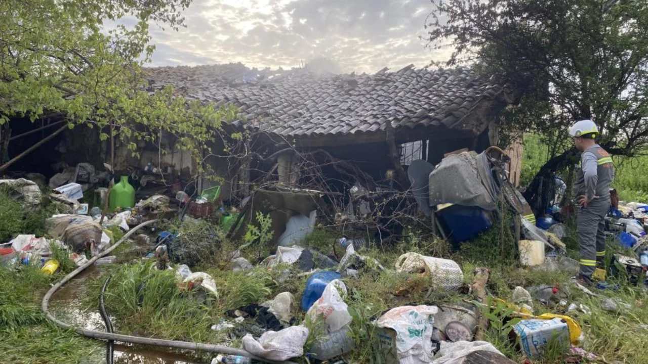 Tek katlı evden alevler yükseldi: 90 yaşındaki adamdan acı haber...