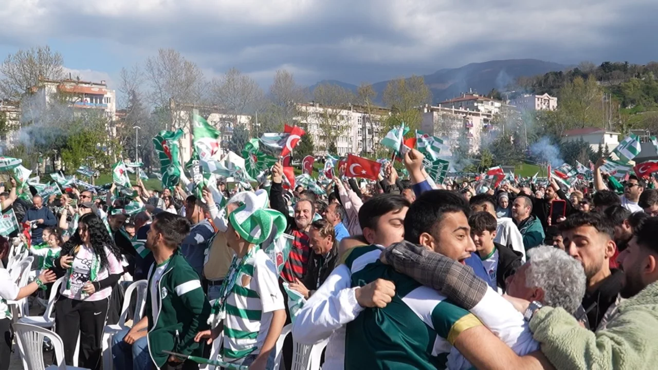Bursaspor'un şampiyonluk coşkusu dev ekranda takip edildi...