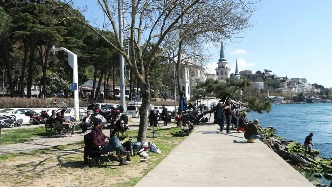 İstanbul'da güzel havayı fırsat bilenler sahillere akın etti