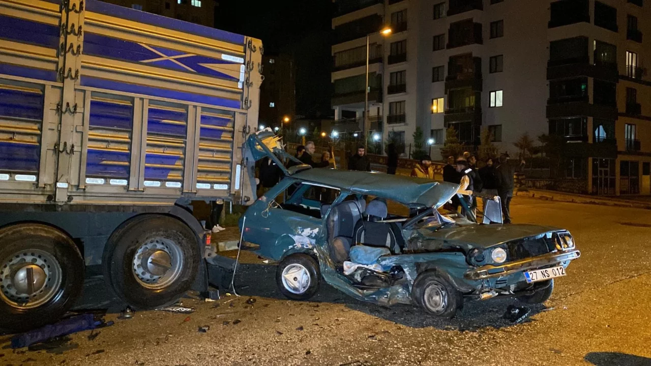 Kazaya karışan otomobil, park halindeki tıra çarptı: 1'ağır 4 yaralı