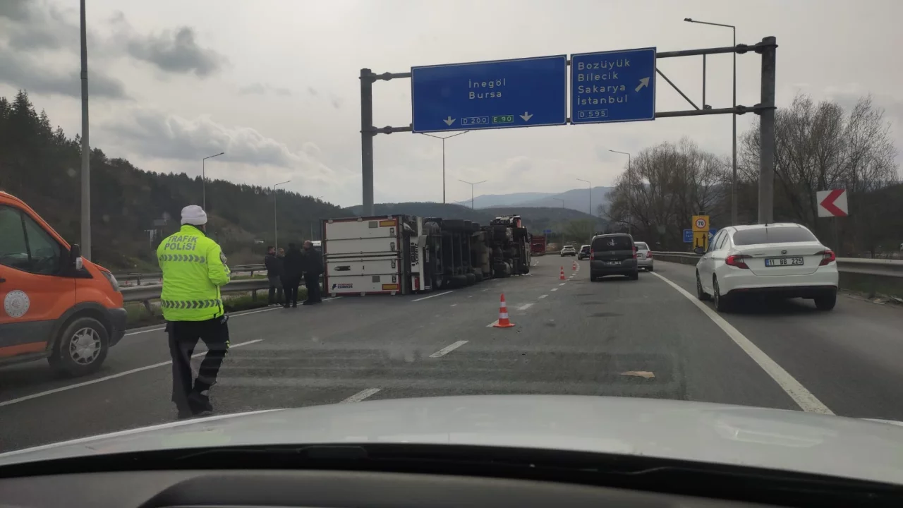 Bursa İneg&ouml;l istikametinde tır devrildi!
