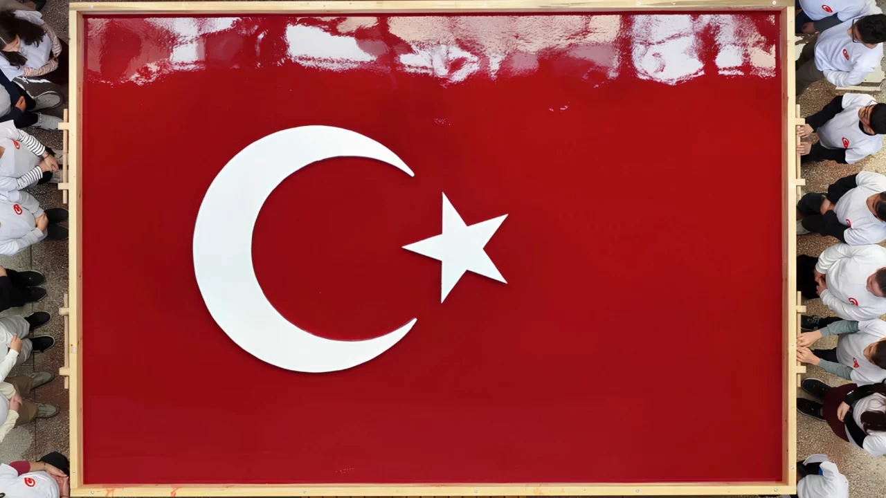 Geleneksel yöntemlerle dev Türk bayrağı yapıldı