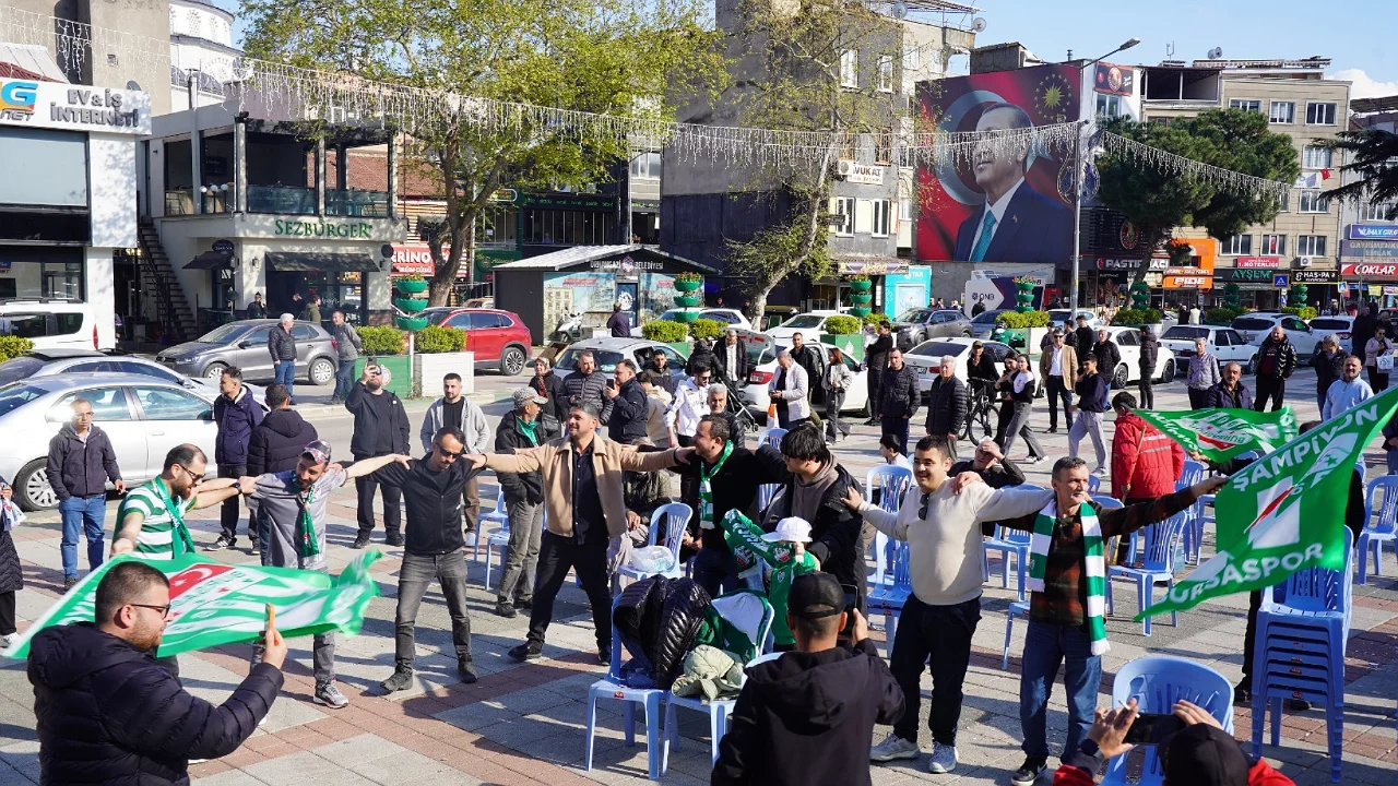 Bursa'nın bir meydanında daha yeşil beyaz coşku! 