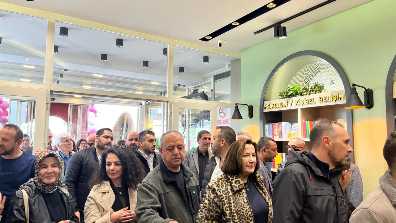 Bursa'da yeni adres! Ahi Kitap Kafe açıldı, ilk günden doldu taştı