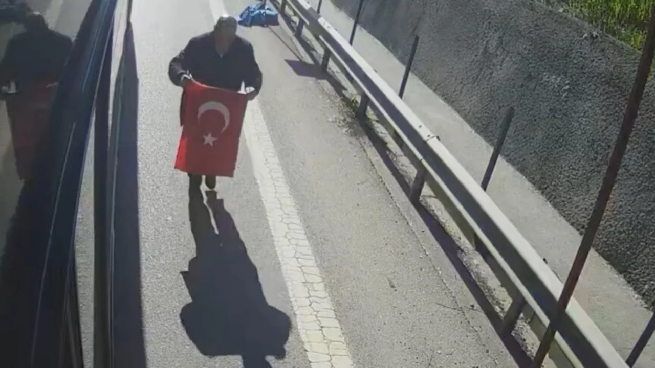 İstanbul'da otob&uuml;s şof&ouml;r&uuml;n&uuml;n yoldaki T&uuml;rk bayrağını yerden alması kamerada